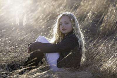 Petite fille calme assise en pleine nature