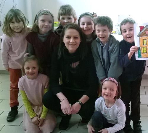 Coralie Bernard avec les enfants de l'ACE